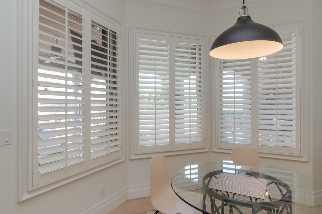 Monon shutters on a bay window dining area
